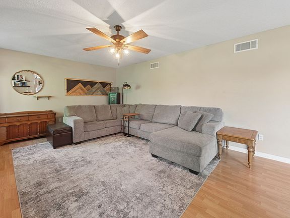 4th image of 926 8th Ave NW