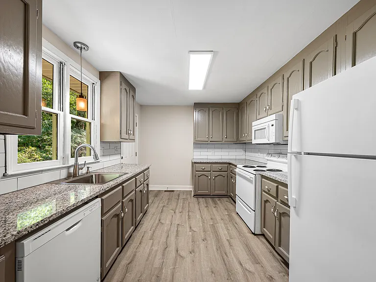 407 Veterans Dr — Photo 11