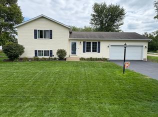 100 Windward Ln, Rochelle, IL 61068