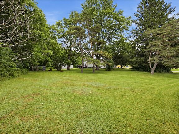 5th image of 6815 Round Lake Rd