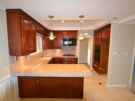 4th image of 15 Elton Ct