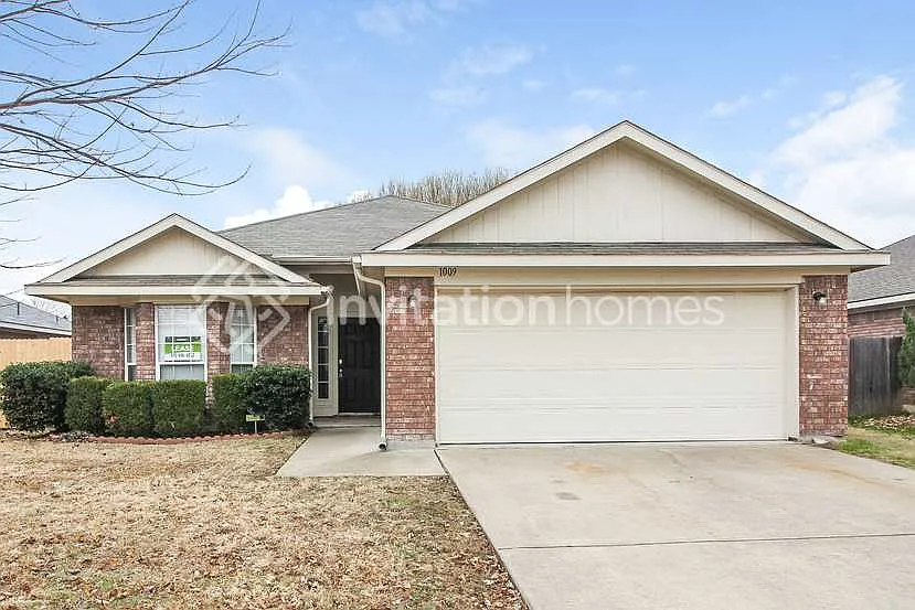 1009 Hannah St Burleson, TX 76028 — Photo 1