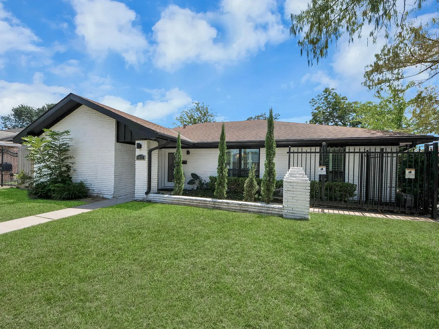 3 bed, 2.0 bath, 2057 sqft, $2,200 — Photo 1