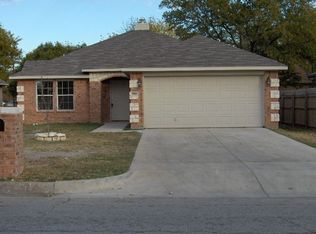 940 Yale St, River Oaks, TX 76114