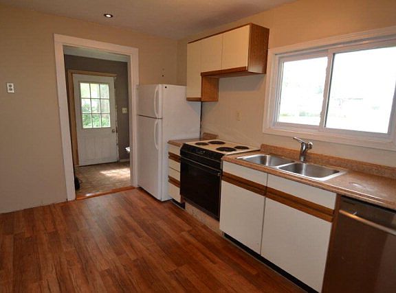 2nd image of 1115 W George St