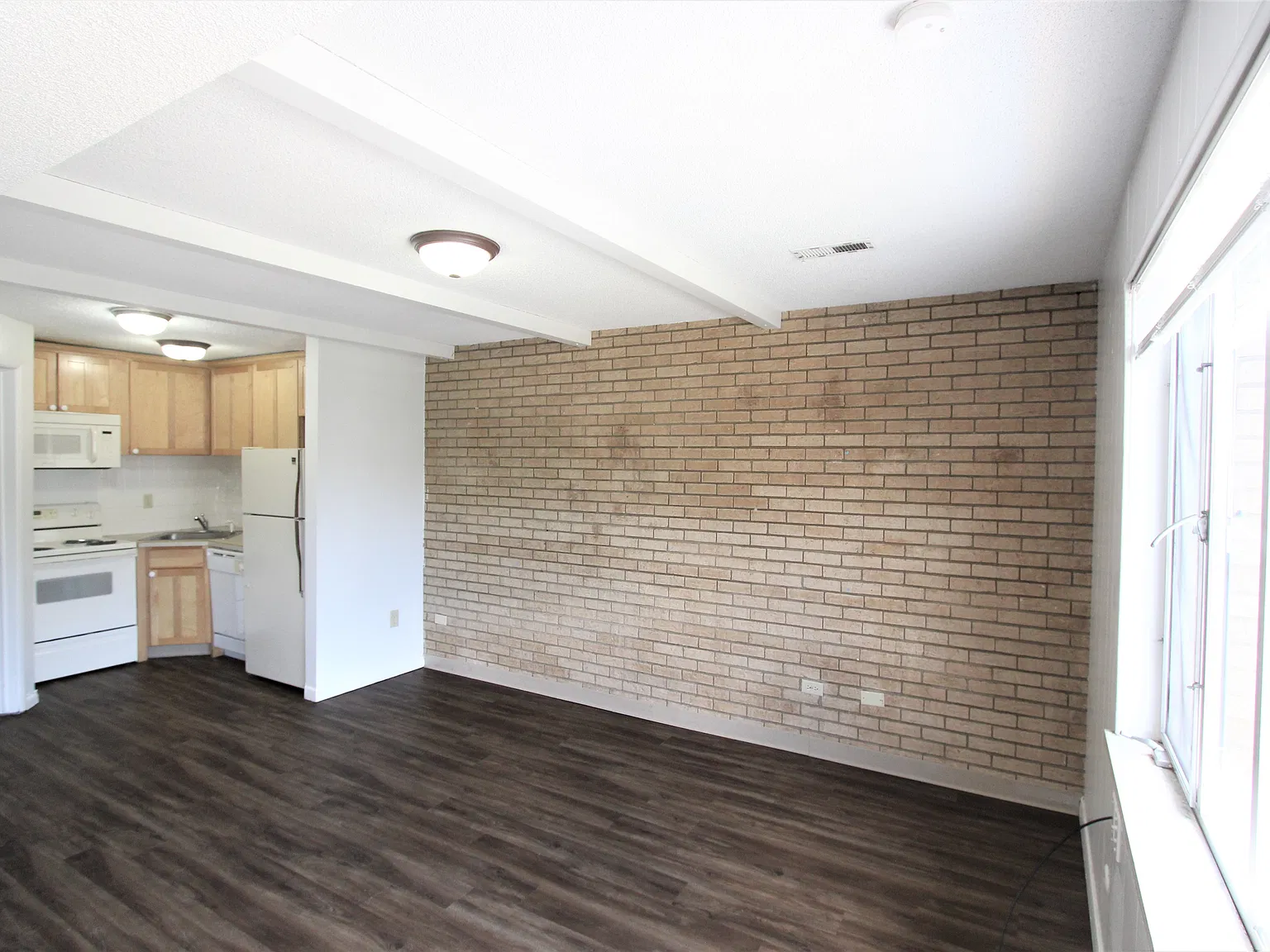 3 bed, 900 sqft, $4,740 — Photo 2