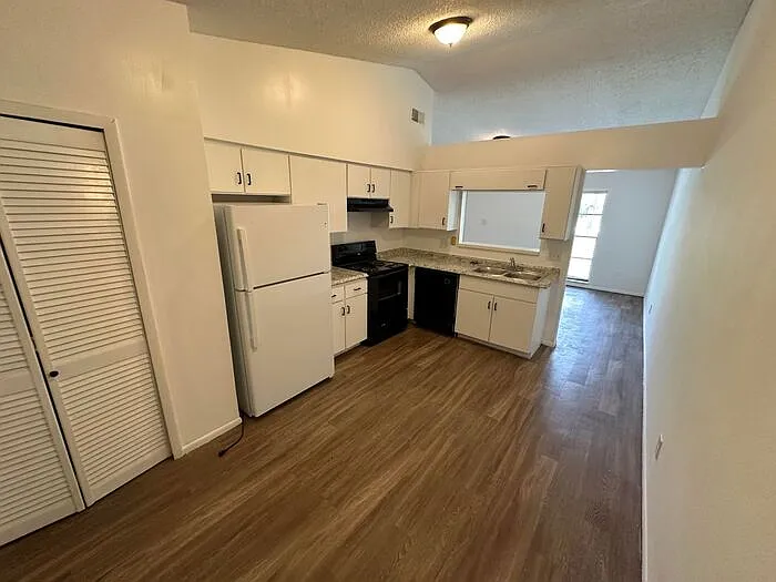 1928 Bonneville Dr — Photo 3