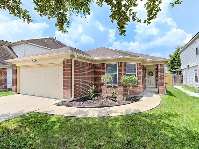 3639 Barkers Crossing Ave — Photo 1