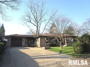 1002 Cambridge Ct, Pekin, IL 61554