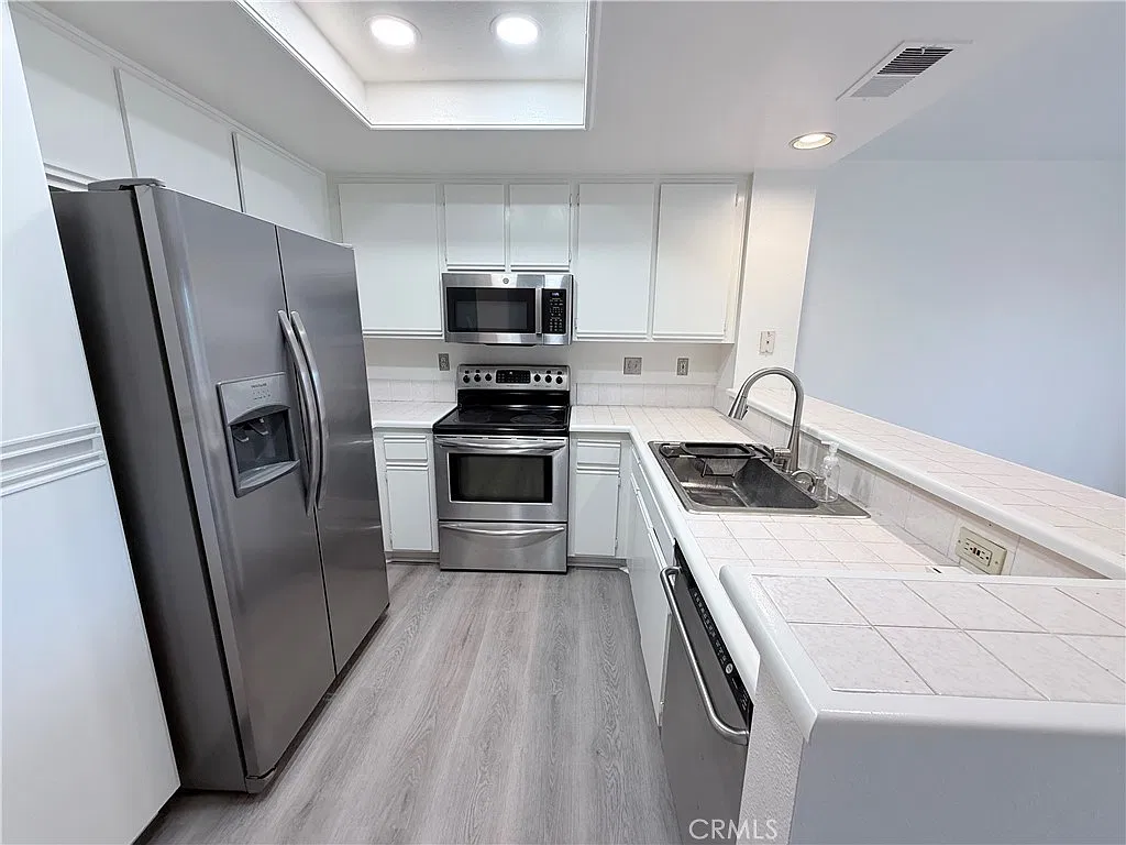 3 bed, 1413 sqft, $5,200 — Photo 3