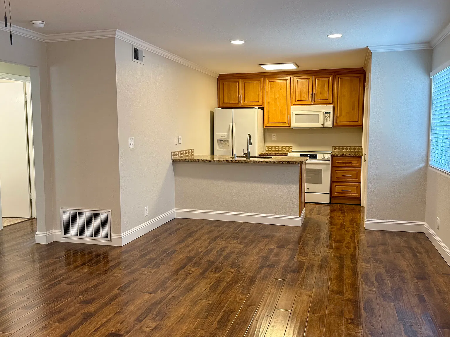 2 bed, 810 sqft, $2,900 — Photo 2