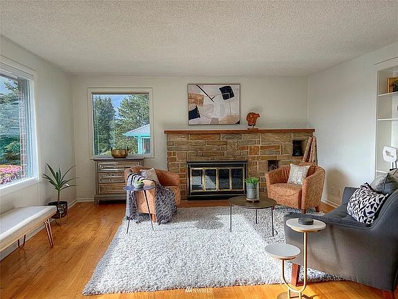 4th image of 3005 Sunset Dr W