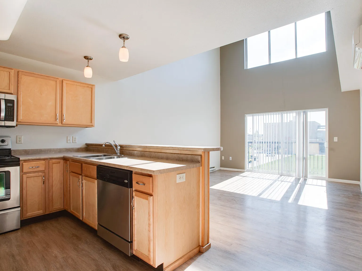 Urban Crossing Apartments — Photo 1