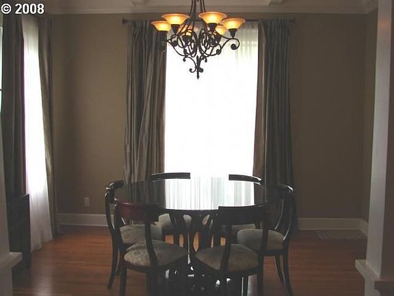 5th image of 510 E McLoughlin Blvd