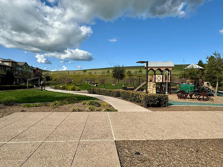 649 Sandalwood Dr #4 — Photo 39