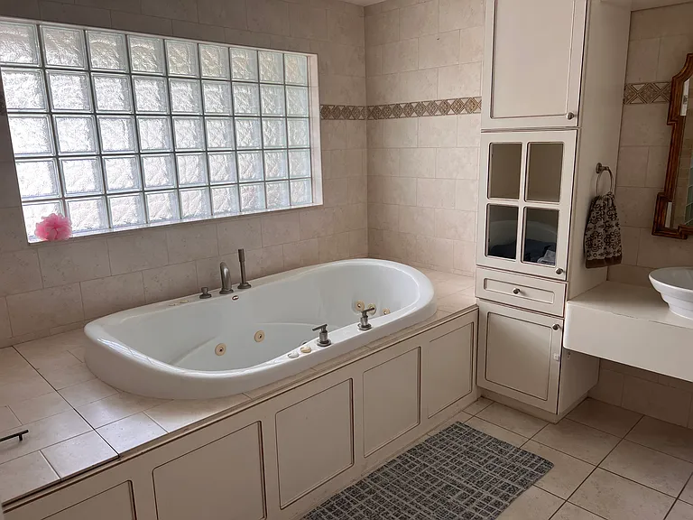 Guest Jacuzzi & Bathroom