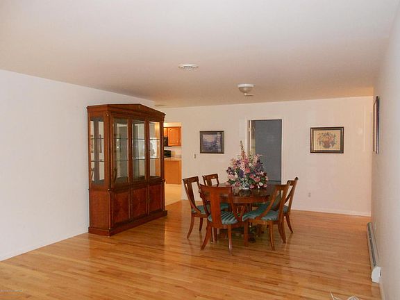 2nd image of 104 Westport Dr