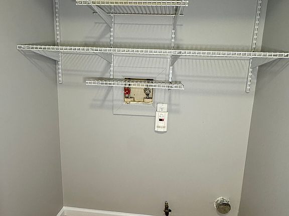 4th image of 46 Renee Ct
