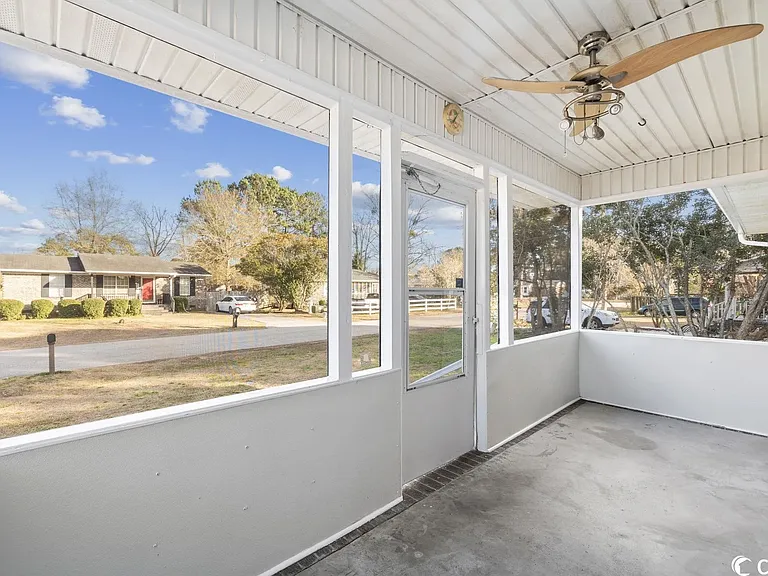Screened in porch - Front