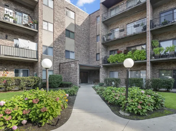 725 W Huntington Commons Rd APT 306, Mount Prospect, IL 60056