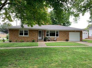237 W 1st St, El Paso, IL 61738