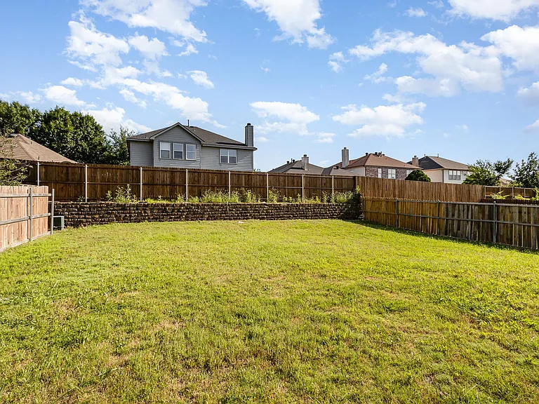 1121 Charlotte Dr — Photo 6