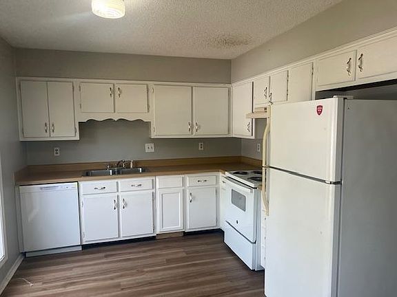3rd image of 3051 Greenlodge Ln