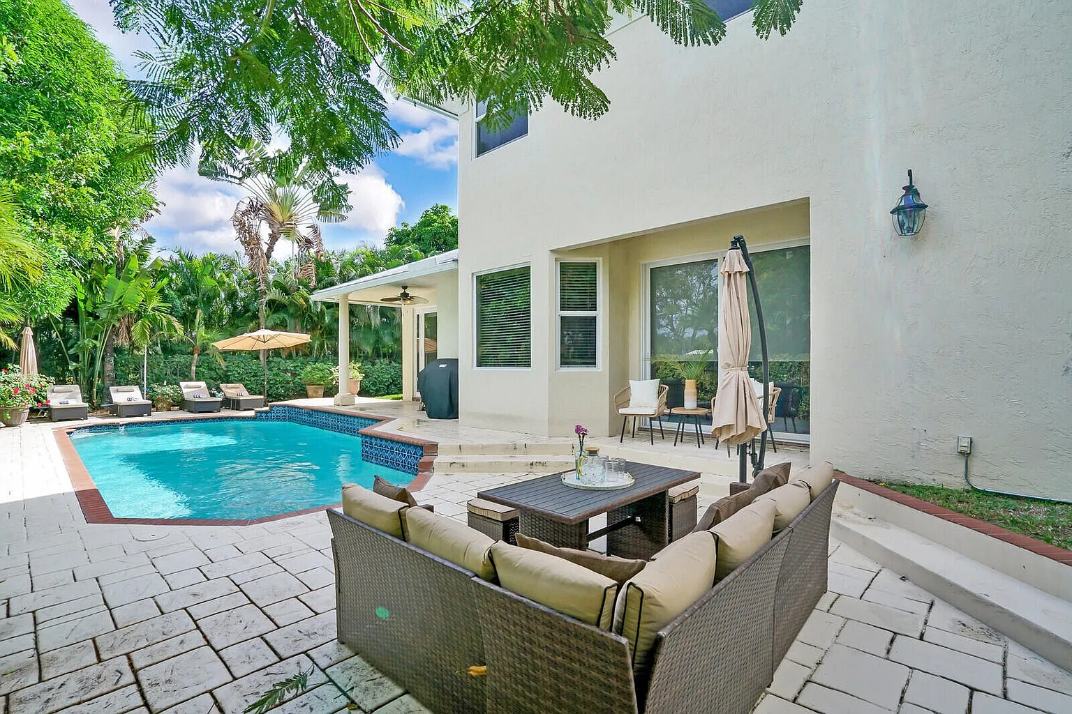 5 bed, 2.5 bath, 2920 sqft, $8,500 — Photo 2