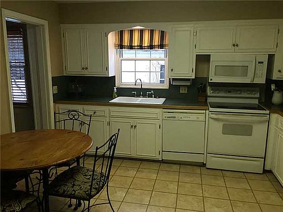 5th image of 2828 Barrington Dr