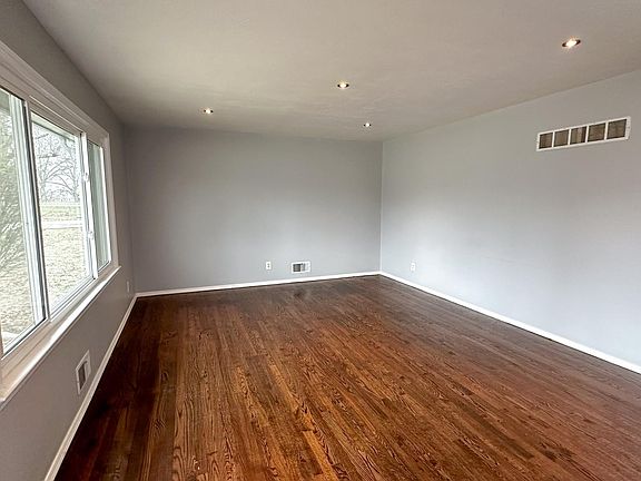 4th image of 601 E 90th St