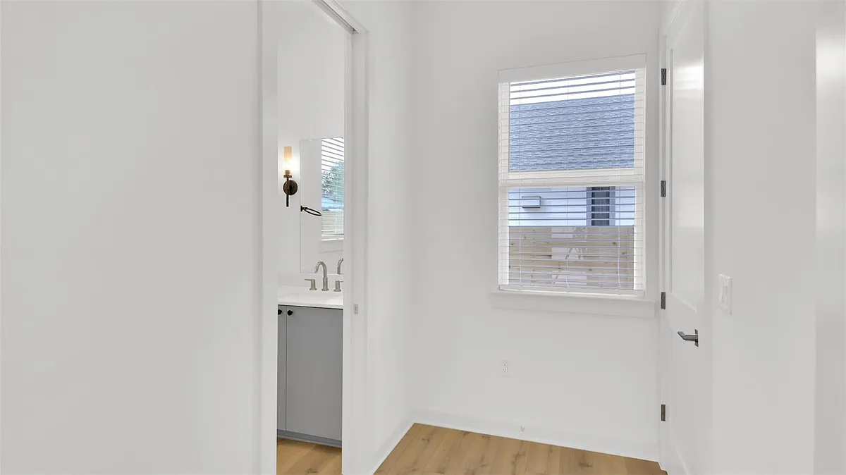 Building Photo - 7208 Providence Ave #2