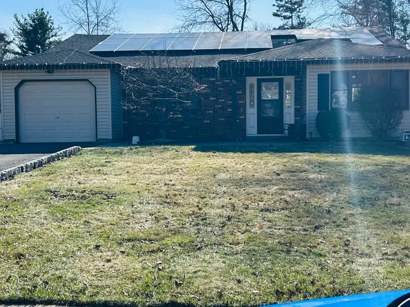 12 Vincent Ave, Kendall Park, NJ 08824