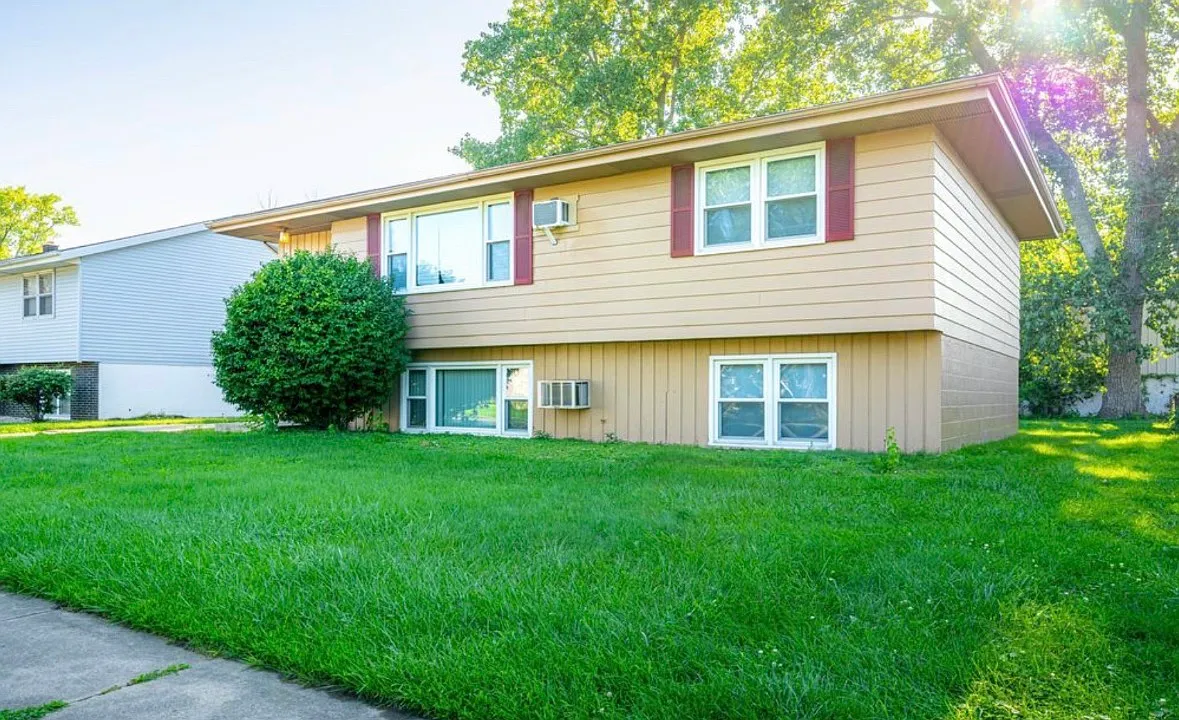 3 bed, 1200 sqft, $1,895 — Photo 2