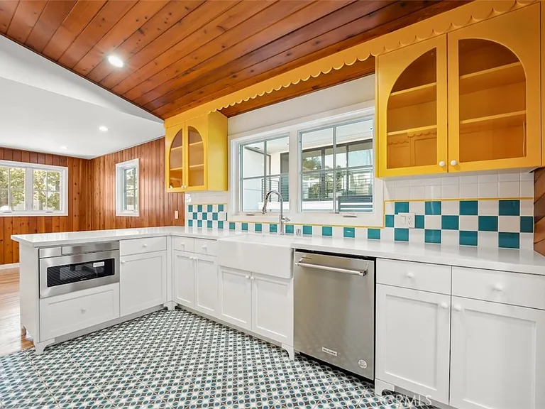 2549 N Beachwood Dr — Photo 5