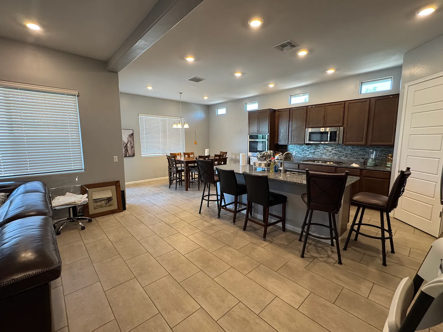 3 bed, 2594 sqft, $3,300 — Photo 4
