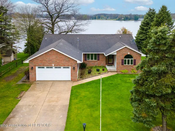 1072 Clubhouse Dr, Lake Isabella, MI 48893