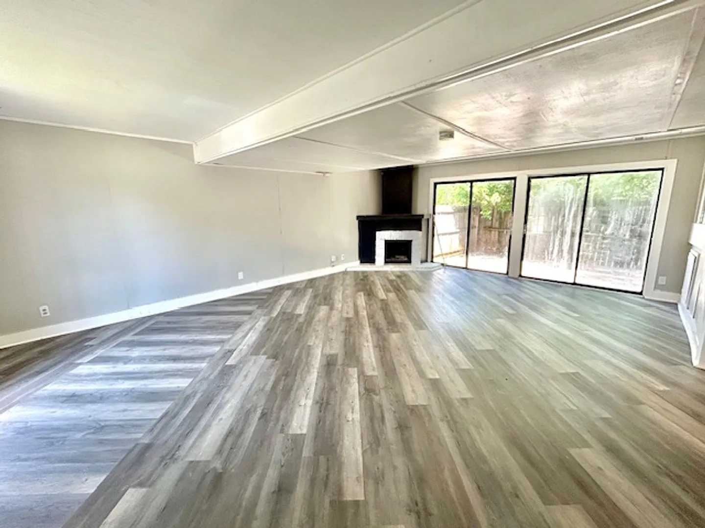Spacious 3 Bedroom, 2 Bath Home For Rent $1,500/Month! — Photo 2