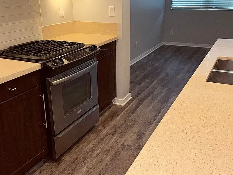 537 W Maple Ave — Photo 38