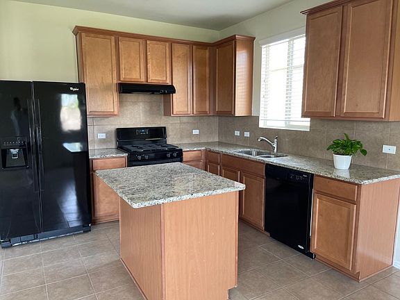 kitchen has ample storage space, granite countertops, gas range.