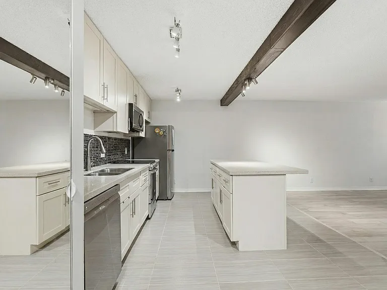 2012 Fullerton Ave #218 — Photo 4