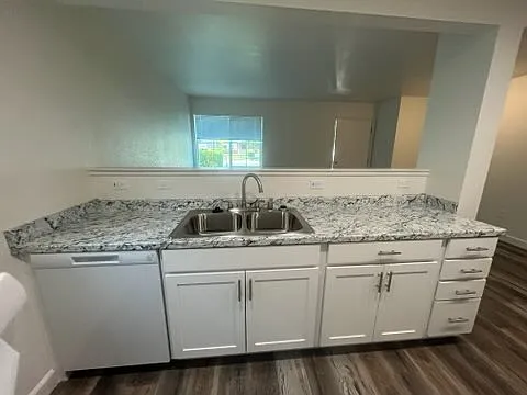 Phoenix Park Apartments — Photo 11