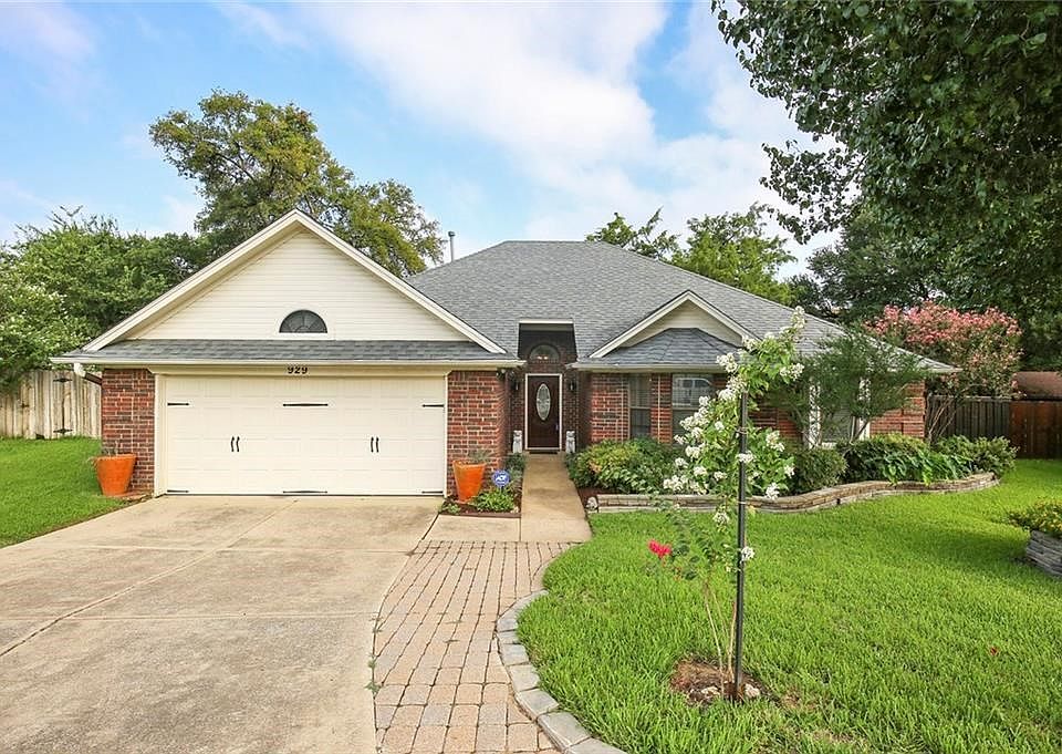 1st image of 929 Wildwood Cir