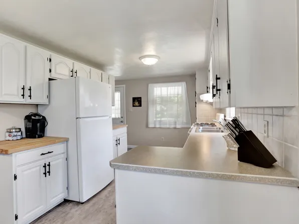 216 Lincoln Dr, Fayetteville, PA 17222