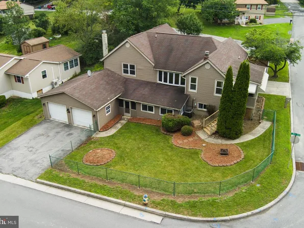 201 Winding Knoll Rd, Altoona, PA 16601