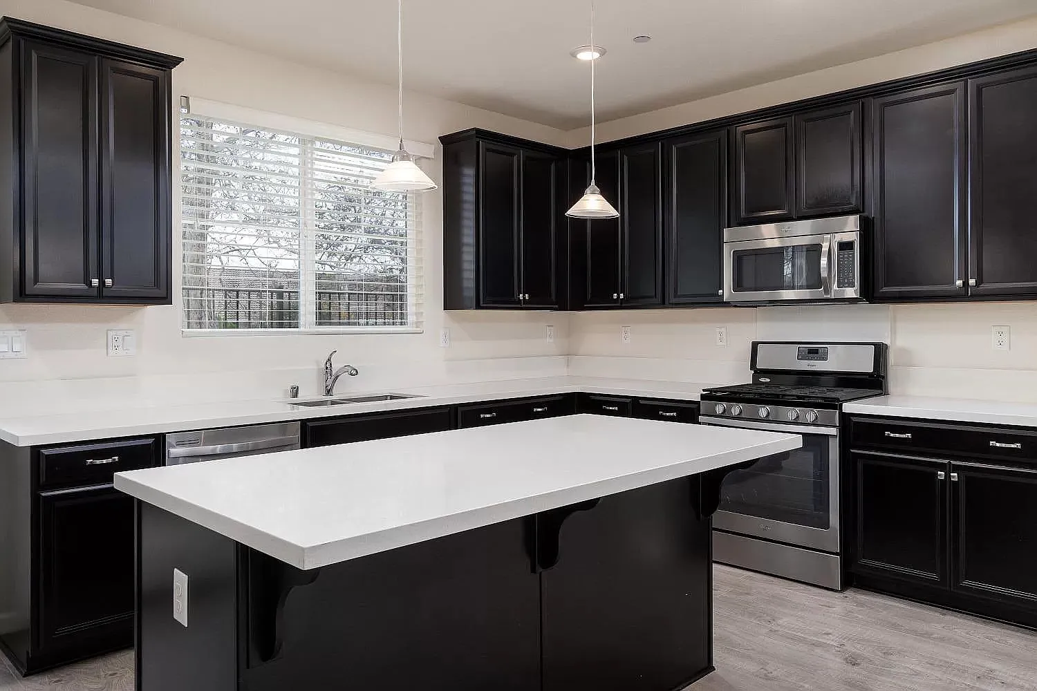 3 bed, 1826 sqft, $2,990 — Photo 4