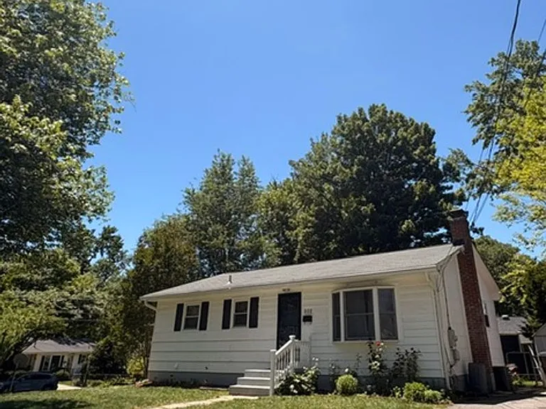 900 Neal Dr — Photo 2