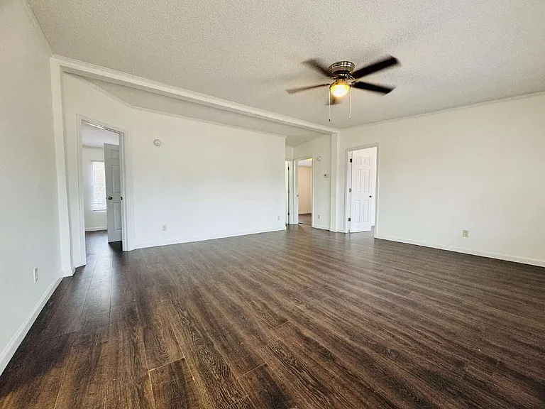61 Lexington Ln — Photo 15