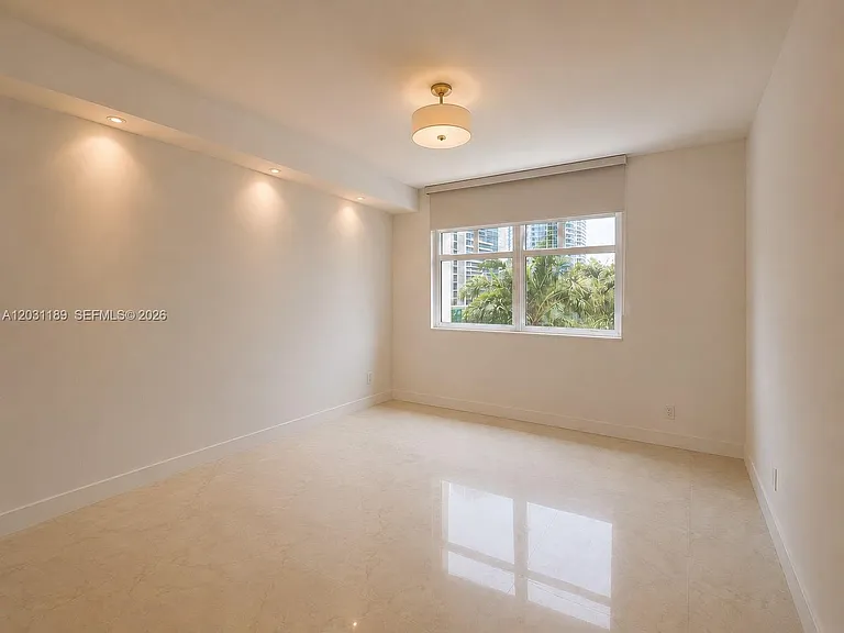 31 SE 5th St #1404 — Photo 3