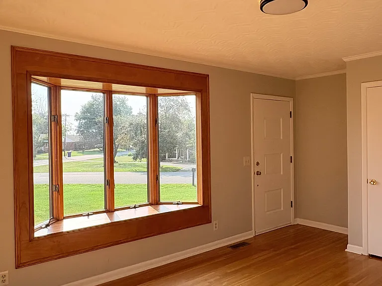 619 Lynnwood Way — Photo 2