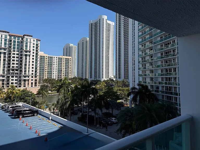 100 Bayview Dr #528 — Photo 3